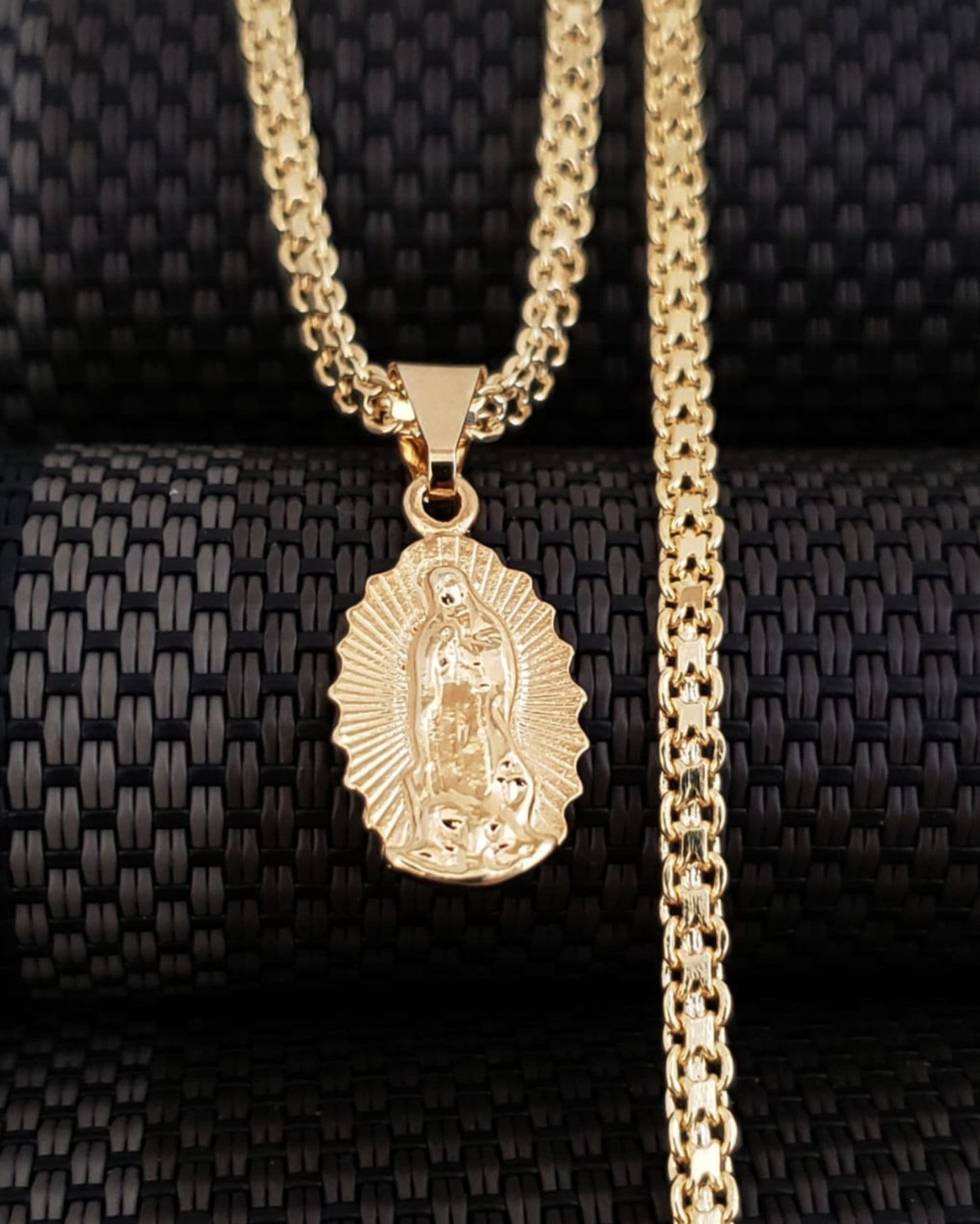 CADENA CHINA  60 CM  (4MM)+ VIRGEN TALLADA + PULSERA GRATIS